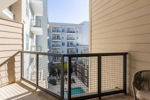 een balkon met uitzicht op een gebouw bij Landing - Modern Apartment with Amazing Amenities (ID2257) in Dallas