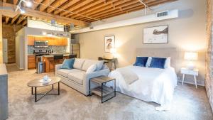 um quarto com uma cama, um sofá e uma cozinha em Landing - Modern Apartment with Amazing Amenities (ID5125X39) em Chicago