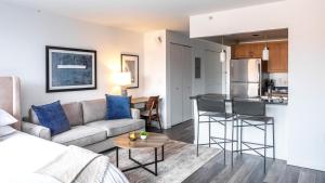 Il comprend un salon avec un canapé et une cuisine. dans l'établissement Landing - Modern Apartment with Amazing Amenities (ID5067X83), à New York