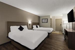 Postel nebo postele na pokoji v ubytování Red Lion Inn & Suites Caseyville