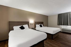 Postel nebo postele na pokoji v ubytování Red Lion Inn & Suites Caseyville