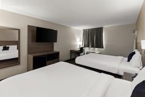Postel nebo postele na pokoji v ubytování Red Lion Inn & Suites Caseyville