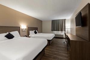 Postel nebo postele na pokoji v ubytování Red Lion Inn & Suites Caseyville