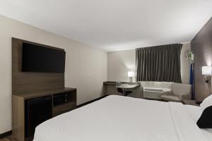 Postel nebo postele na pokoji v ubytování Red Lion Inn & Suites Caseyville