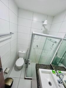 La salle de bains est pourvue d'une douche, de toilettes et d'un lavabo. dans l'établissement Flat Fazenda Monte Castelo Gravatá, à Gravatá