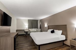 Postel nebo postele na pokoji v ubytování Red Lion Inn & Suites Caseyville