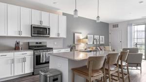 Een keuken of kitchenette bij Landing - Modern Apartment with Amazing Amenities (ID8724X92)