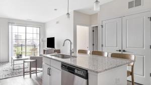 Een keuken of kitchenette bij Landing - Modern Apartment with Amazing Amenities (ID8724X92)