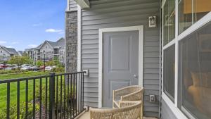 een veranda met 2 stoelen en een deur bij Landing - Modern Apartment with Amazing Amenities (ID2905X13) 