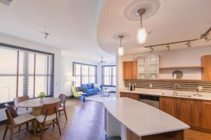 uma cozinha e sala de estar com mesa e cadeiras em Landing - Modern Apartment with Amazing Amenities (ID2233X02) em St. Petersburg