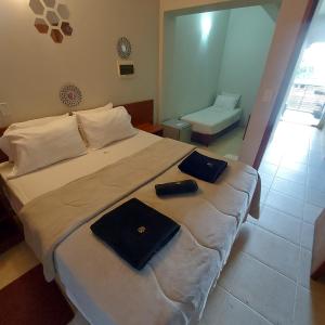 1 dormitorio con 1 cama con 2 toallas negras en Madame Lynch Hotel Asuncion, en Asunción