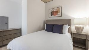 um quarto com uma cama branca e uma cómoda em Landing - Modern Apartment with Amazing Amenities (ID1187X358) em Portland