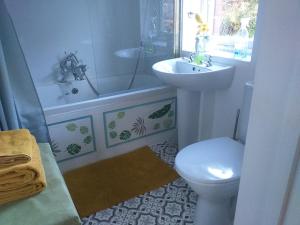 a bathroom with a sink and a toilet and a tub at JESMOND HOUSE B&B Room3 Superking Ensuite in Hull