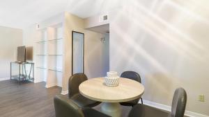 uma sala de jantar com mesa e cadeiras em Landing - Modern Apartment with Amazing Amenities (ID9254X75) em Houston