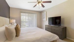 Säng eller sängar i ett rum på Landing - Modern Apartment with Amazing Amenities (ID9254X75)