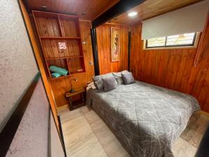 a small bedroom with a bed in a boat at ELUNEY Pichilemu in Pichilemu