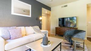 sala de estar con sofá blanco y TV en Landing - Modern Apartment with Amazing Amenities (ID7983X57), en Las Vegas