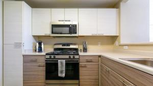 y cocina con fogones y microondas. en Landing - Modern Apartment with Amazing Amenities (ID7983X57), en Las Vegas