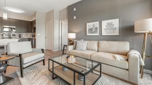 Landing - Modern Apartment with Amazing Amenities (ID8094X55) في Fort Myers Villas: غرفة معيشة مع أريكة وطاولة