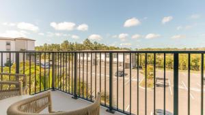 uma varanda com vista para um parque de estacionamento em Landing - Modern Apartment with Amazing Amenities (ID8094X55) em Fort Myers Villas