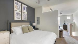 En eller flere senge i et værelse på Landing - Modern Apartment with Amazing Amenities (ID1203X117)