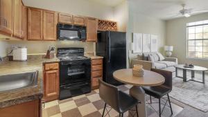Køkken eller tekøkken på Landing - Modern Apartment with Amazing Amenities (ID1203X117)