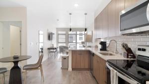Ett kök eller pentry på Landing - Modern Apartment with Amazing Amenities (ID8324X58)
