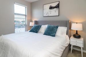 Een bed of bedden in een kamer bij Landing - Modern Apartment with Amazing Amenities (ID4378)