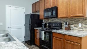 Köök või kööginurk majutusasutuses Landing - Modern Apartment with Amazing Amenities (ID8701X65)