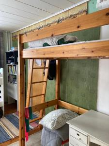 Etagenbett in einem Zimmer mit einem Schreibtisch in der Unterkunft Old Cozy Wood House in Rovaniemi