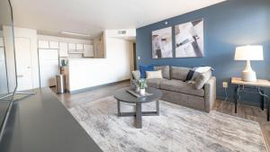 sala de estar con sofá y mesa en Landing - Modern Apartment with Amazing Amenities (ID7250X84) en Albuquerque