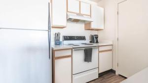 y cocina con nevera y fogones. en Landing - Modern Apartment with Amazing Amenities (ID7250X84) en Albuquerque