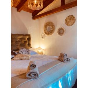 ein Schlafzimmer mit einem Bett mit Handtüchern darauf in der Unterkunft Villa Artemide in Manfredonia