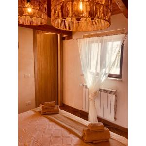 Zimmer mit einem Bett mit einem Vorhang und einem Fenster in der Unterkunft Villa Artemide in Manfredonia