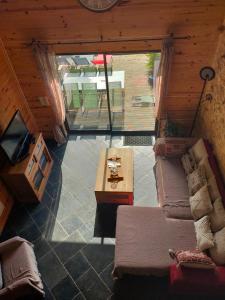 ein Wohnzimmer mit einem Sofa und einem Tisch in der Unterkunft le Roc blanc in Veyrignac