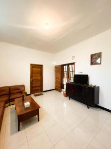 uma sala de estar com um sofá e uma mesa de centro em Villa Pakem em Bedoyo