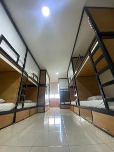 um quarto com quatro beliches em Nueve Uno Hostel em Ríohacha