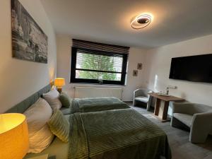 1 dormitorio con 1 cama y TV de pantalla plana en HOLI DAY SPA 2-Bett Zimmer App 3, en Berlín