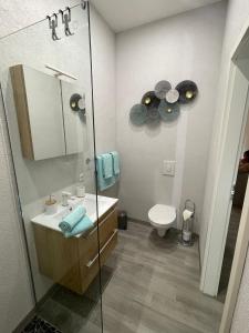 uma casa de banho com um lavatório e um WC em HOLI DAY SPA 2-Bett Zimmer App 3 em Berlim