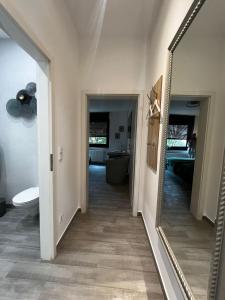 um corredor com um espelho e uma casa de banho em HOLI DAY SPA 2-Bett Zimmer App 3 em Berlim