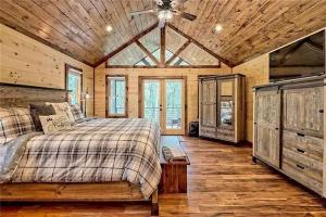 a bedroom with a bed and a ceiling fan at WolfCabin Lux Family Home, Fire Pit, Hot Tub, ADA ramp, ez paved rds in Morganton