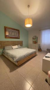 um quarto com uma cama e um lustre em Itiseasy Cuglieri Luxury Apartments em Cuglieri