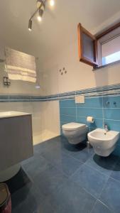 uma casa de banho com um WC, um bidé e um lavatório. em Itiseasy Cuglieri Luxury Apartments em Cuglieri