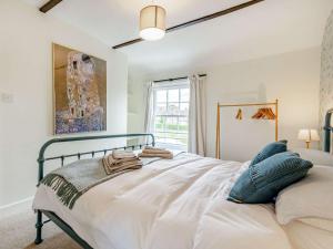 Schlafzimmer mit einem großen weißen Bett und einem Fenster in der Unterkunft 2 Bed in Horsted Keynes 60405 in Horsted Keynes
