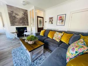 Un lugar para sentarse en Pass the Keys Cobblers Rest in Central Bakewell & Free Parking