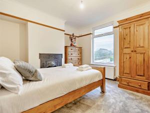 um quarto com uma cama grande e uma lareira em 2 Bed in Great Ayton 88045 em Great Ayton