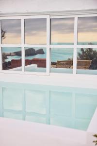 ein Fenster mit Meerblick in der Unterkunft Cortijo La Loma in La Isleta del Moro