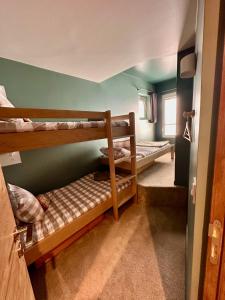 Zimmer mit 2 Etagenbetten in einem Zimmer in der Unterkunft Large central apartment for 10 by Avoriaz Chalets in Avoriaz