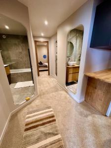 ein Bad mit einer ebenerdigen Dusche und 2 Spiegeln in der Unterkunft Large central apartment for 10 by Avoriaz Chalets in Avoriaz