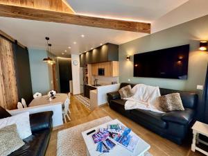 ein Wohnzimmer mit einem Sofa und einem Tisch in der Unterkunft Large central apartment for 10 by Avoriaz Chalets in Avoriaz